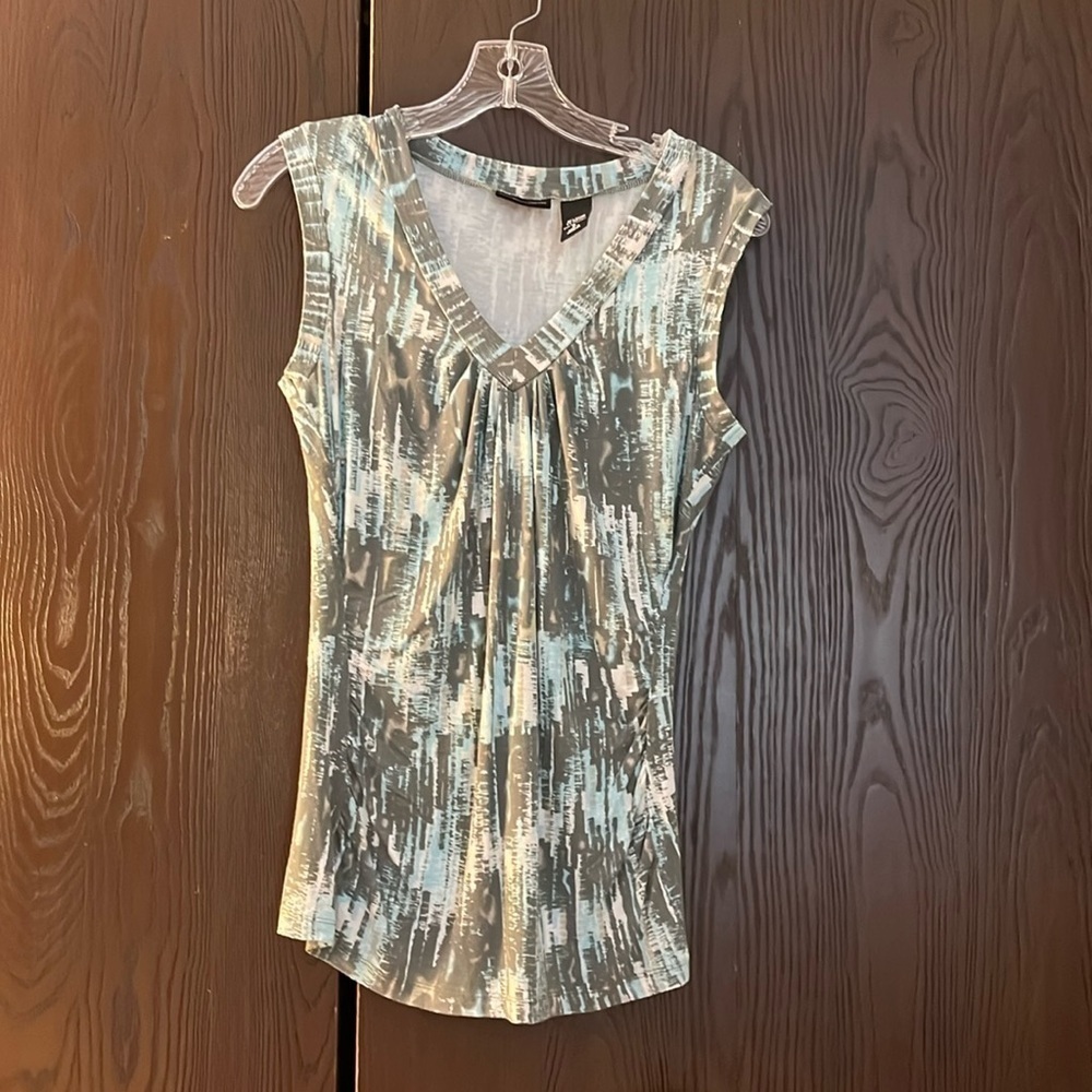 New York & Co. sleeveless gray, aqua and white patterned top. Size Small.